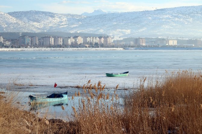 Beyşehirli balıkçılar donan gölün ava açılmasını bekliyor