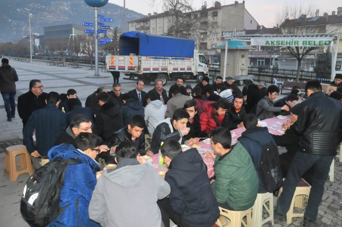 Akşehirli gençler sabah namazında buluştu