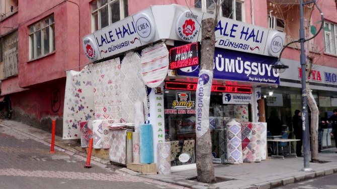 Halıyı önce okşadı, sonra çaldı
