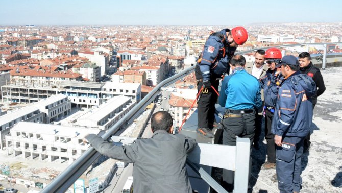 AFAD ekipleri şehitlerin anısına 50 metreden iniş yaptı