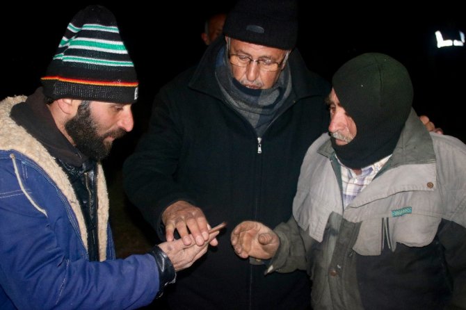Gölde mahsur kalan balıkçılar askeri helikopterle kurtarıldı