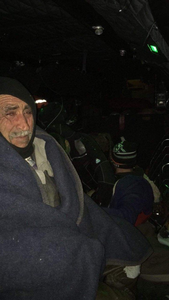 Gölde mahsur kalan balıkçılar askeri helikopterle kurtarıldı