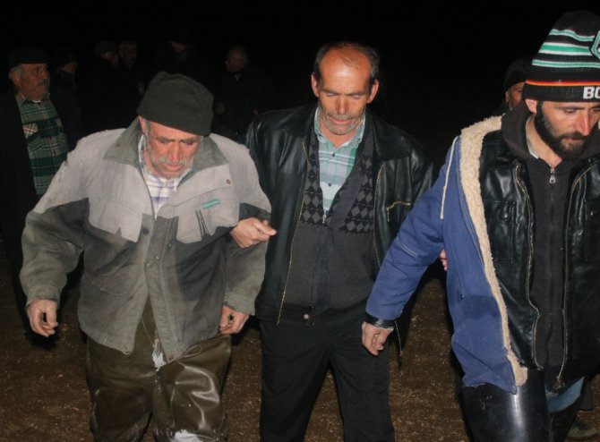 Gölde mahsur kalan balıkçılar askeri helikopterle kurtarıldı