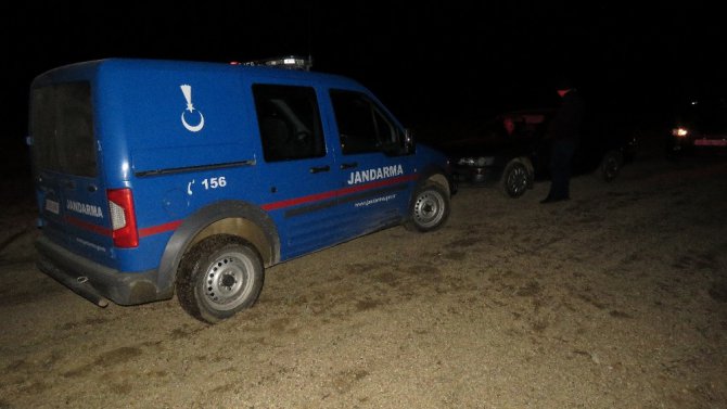 Gölde mahsur kalan balıkçılar askeri helikopterle kurtarıldı