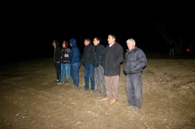 Gölde mahsur kalan balıkçılar askeri helikopterle kurtarıldı