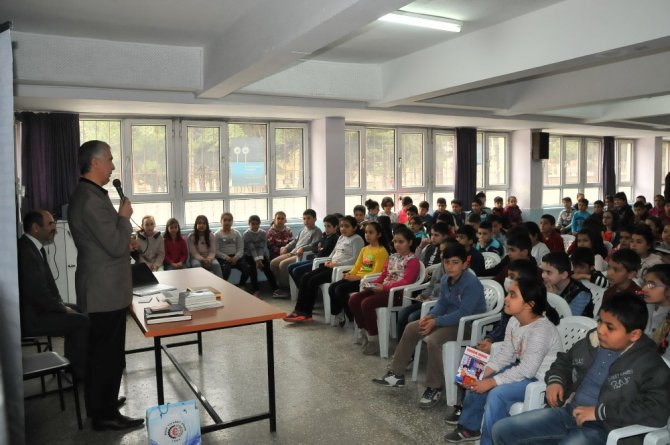 Yazar Karagöz ile Yazar Demirci’den öğrencilere tavsiyeler