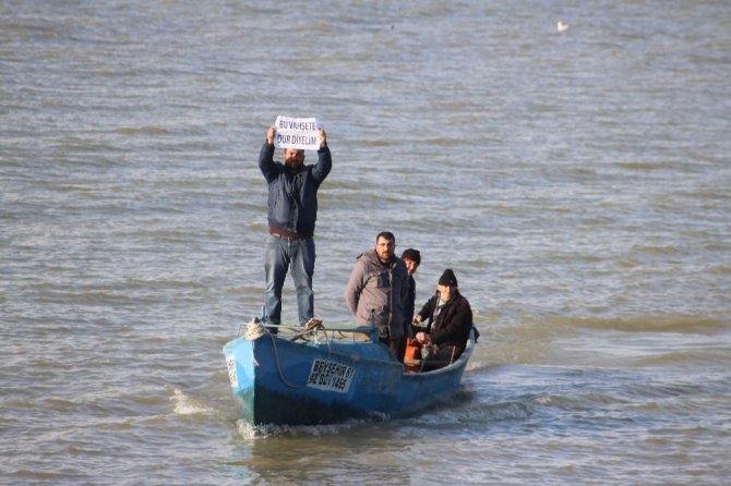 Balıkçılar göl üzerinde şokla avlanmayı protesto etti