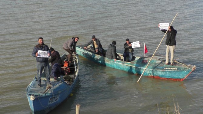 Balıkçılar göl üzerinde şokla avlanmayı protesto etti