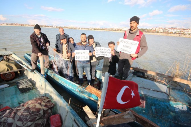 Balıkçılar göl üzerinde şokla avlanmayı protesto etti