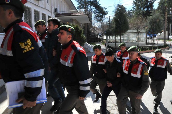 Tren yolu cinayetinin zanlıları adliyeye çıkarıldı