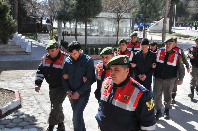 Tren yolu cinayetinin zanlıları adliyeye çıkarıldı