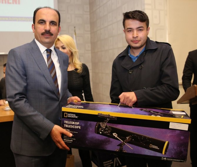 Başkan Altay, kitapseverleri ödüllendirdi
