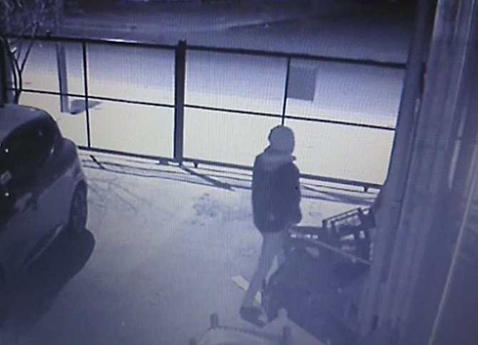 Delik çuvalla sigara çalmaya kalktı