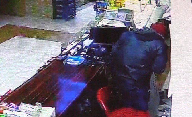 Delik çuvalla sigara çalmaya kalktı