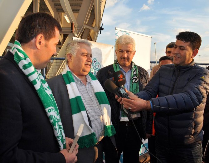 Taraftarlar stada kitapla geldi