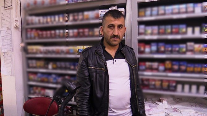 Delik çuvalla sigara çalmaya kalktı