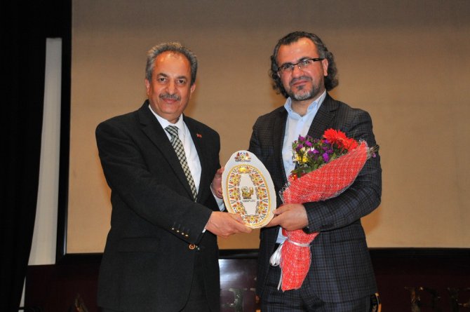 Akşehir’de "Bilinçli Aile Duyarlı Genç" konferansı