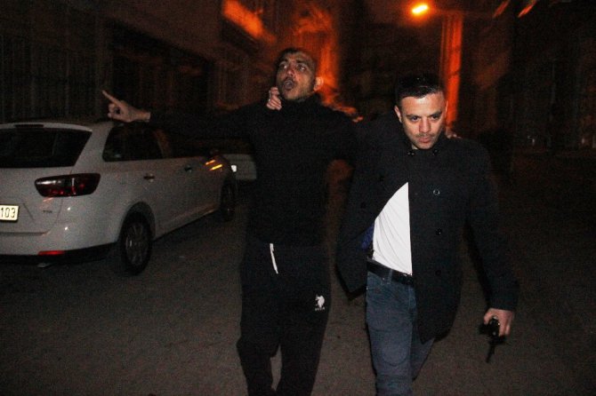 Sokağı tüple kapatarak etrafa ateş açan genç özel harekat operasyonuyla yakalandı
