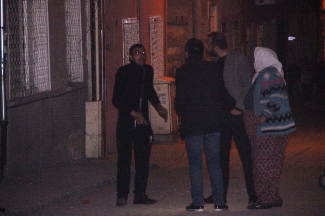 Sokağı tüple kapatarak etrafa ateş açan genç özel harekat operasyonuyla yakalandı