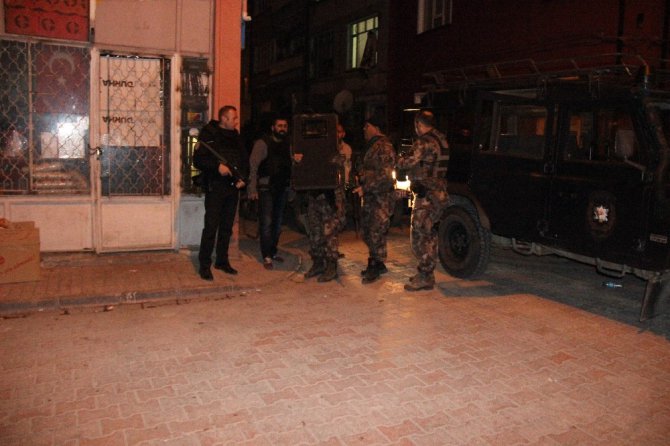 Sokağı tüple kapatarak etrafa ateş açan genç özel harekat operasyonuyla yakalandı