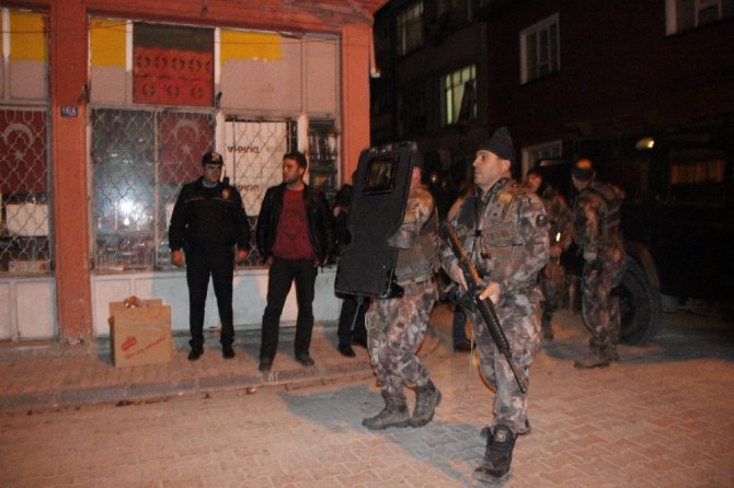 Sokağı tüple kapatarak etrafa ateş açan genç özel harekat operasyonuyla yakalandı