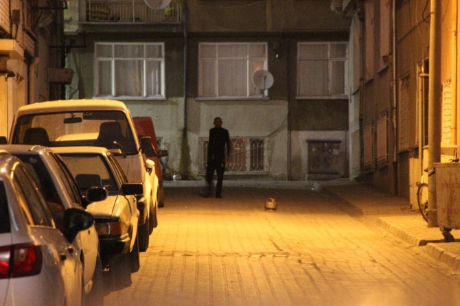 Sokağı tüple kapatarak etrafa ateş açan genç özel harekat operasyonuyla yakalandı