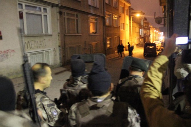 Sokağı tüple kapatarak etrafa ateş açan genç özel harekat operasyonuyla yakalandı