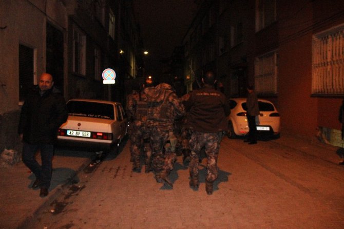 Sokağı tüple kapatarak etrafa ateş açan genç özel harekat operasyonuyla yakalandı