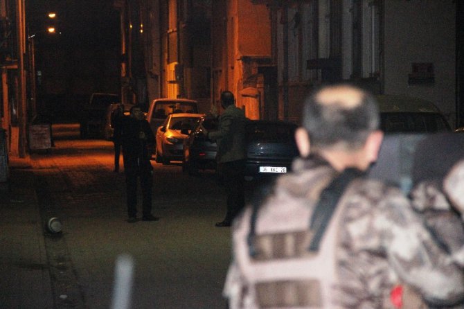 Sokağı tüple kapatarak etrafa ateş açan genç özel harekat operasyonuyla yakalandı