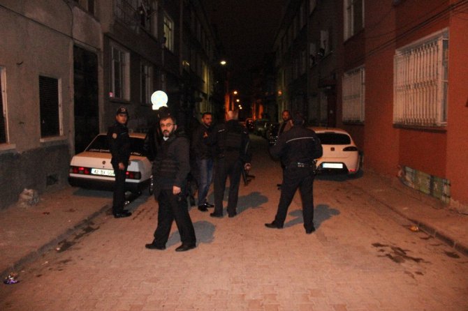Sokağı tüple kapatarak etrafa ateş açan genç özel harekat operasyonuyla yakalandı