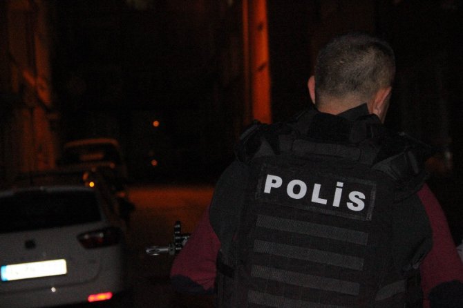 Sokağı tüple kapatarak etrafa ateş açan genç özel harekat operasyonuyla yakalandı