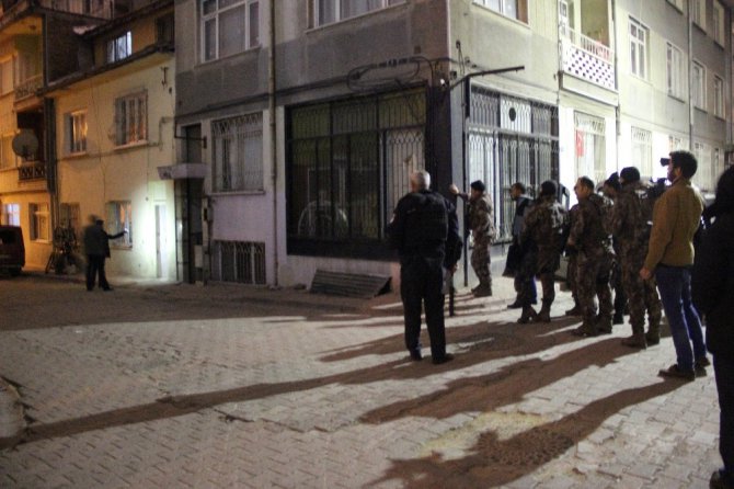 Sokağı tüple kapatarak etrafa ateş açan genç özel harekat operasyonuyla yakalandı