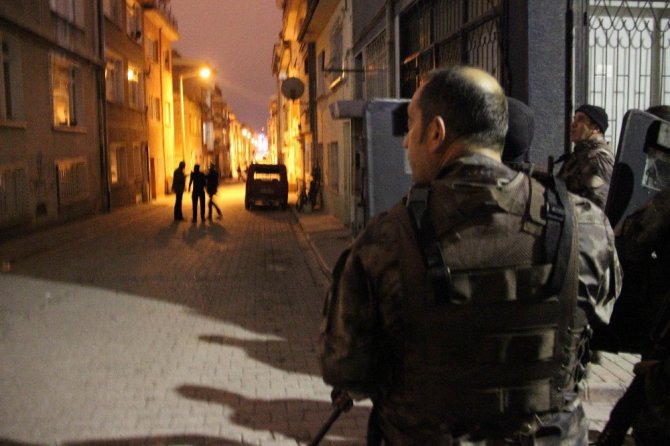 Sokağı tüple kapatarak etrafa ateş açan genç özel harekat operasyonuyla yakalandı