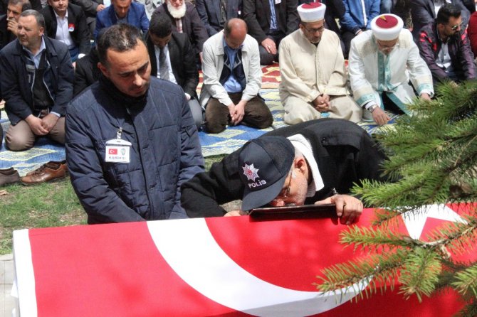 Şehidin babası oğlunu tabutunu öperek son yolculuğuna uğurladı