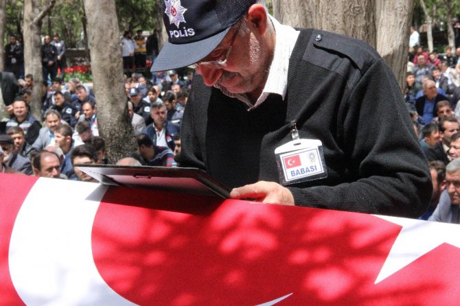 Şehidin babası oğlunu tabutunu öperek son yolculuğuna uğurladı