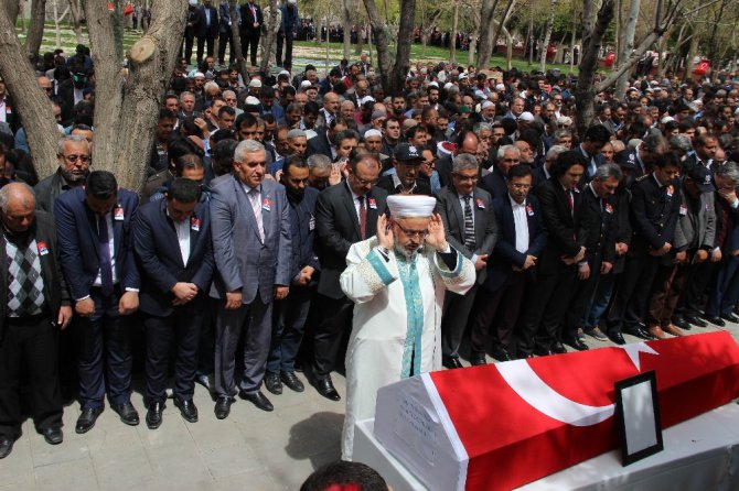 Şehidin babası oğlunu tabutunu öperek son yolculuğuna uğurladı