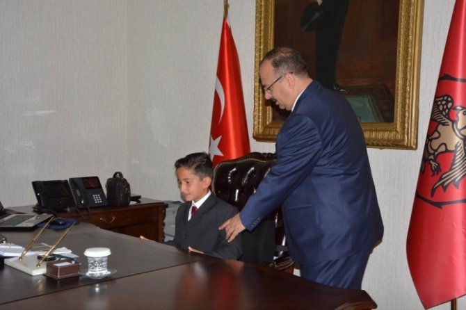 Vali Canbolat, koltuğunu ilkokul öğrencisine devretti