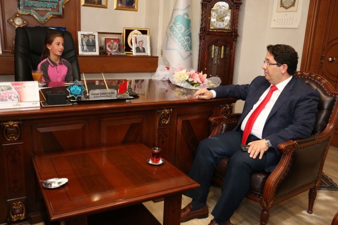 Başkan Yazgı koltuğunu öğrencilere bıraktı