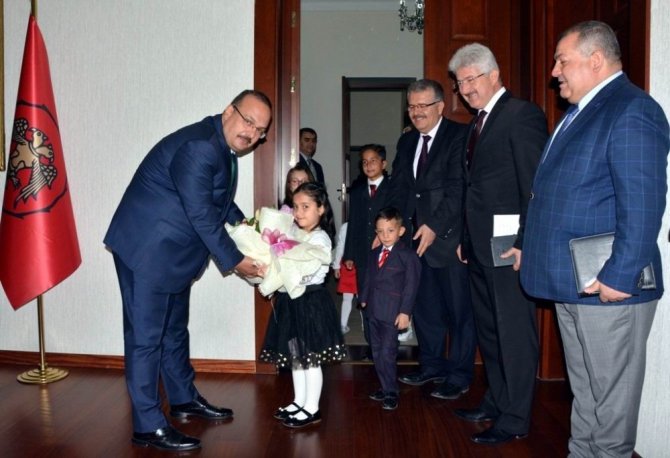 Vali Canbolat, koltuğunu ilkokul öğrencisine devretti