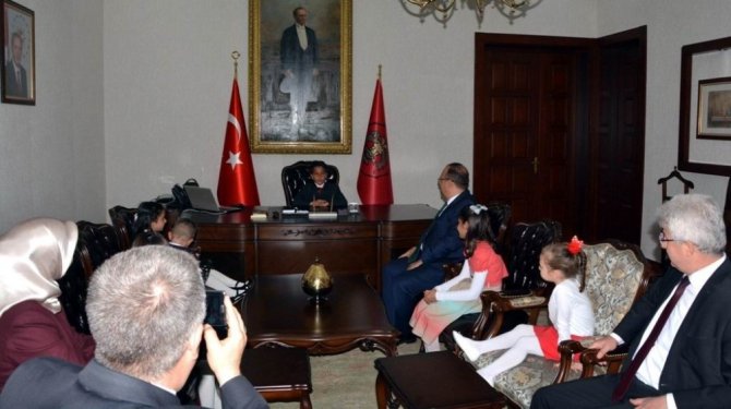 Vali Canbolat, koltuğunu ilkokul öğrencisine devretti
