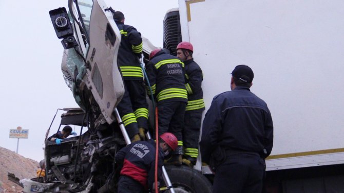 Kamyonlar kafa kafaya çarpıştı: 1 ölü, 1 yaralı