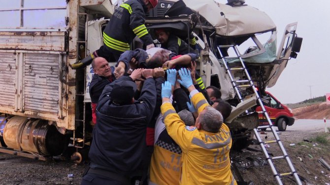 Kamyonlar kafa kafaya çarpıştı: 1 ölü, 1 yaralı