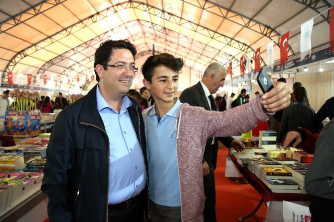 Başkan Yazgı, kitap fuarında gençlerle buluştu