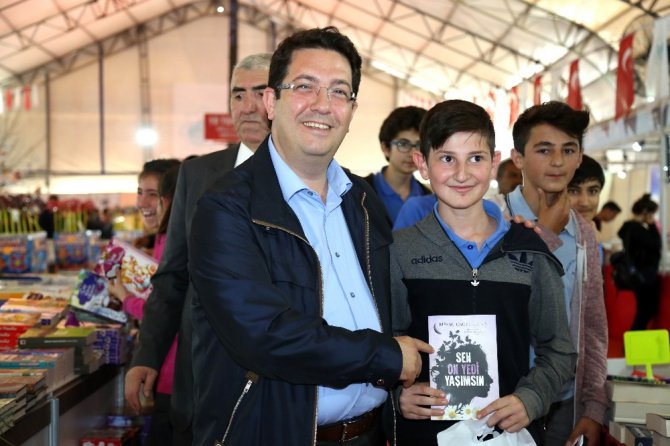 Başkan Yazgı, kitap fuarında gençlerle buluştu