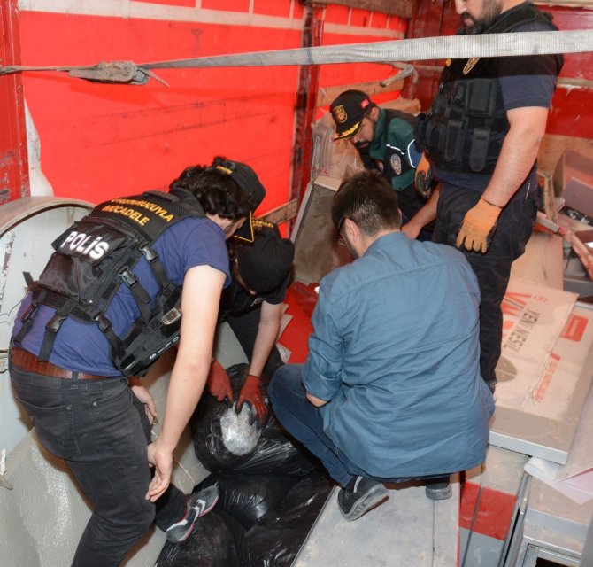 Hurda yüklü tırda 150 kilo esrar ele geçirildi