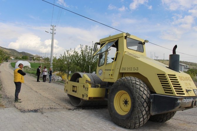 Seydişehir’de kırsal mahallelerde soğuk asfalt çalışması