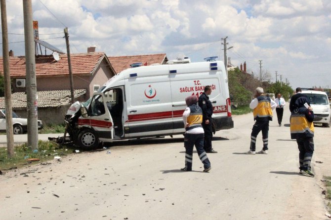 Konya’da ambulansla otobüs çarpıştı: 3 yaralı