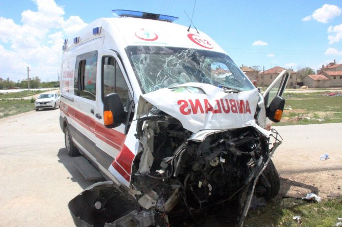 Konya’da ambulansla otobüs çarpıştı: 3 yaralı