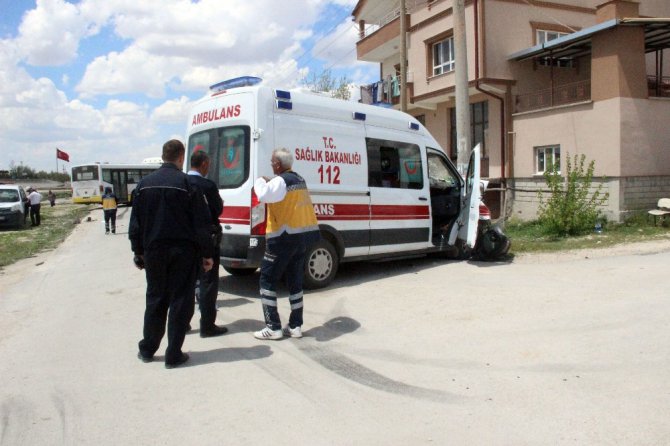 Konya’da ambulansla otobüs çarpıştı: 3 yaralı