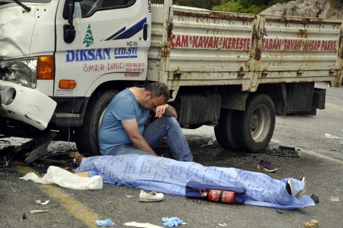 Tatil yolunda kaza geçirdiler: 2 ölü, 3 yaralı